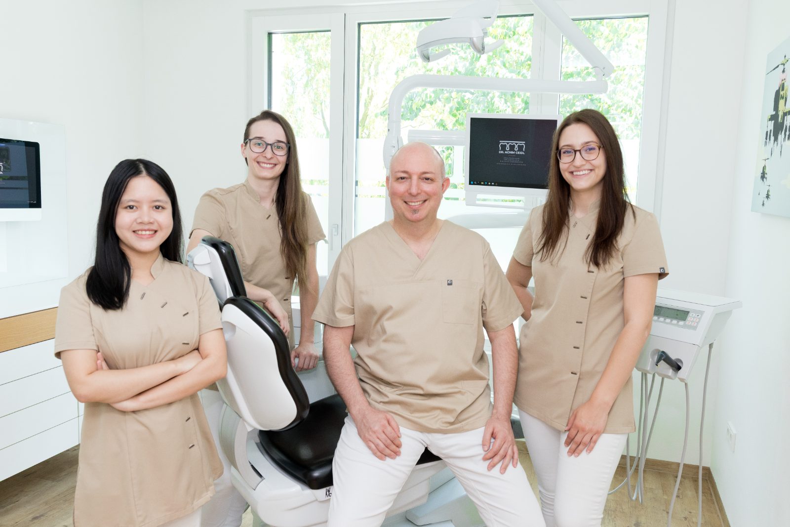 Das Team der Praxis im Behandlungszimmer