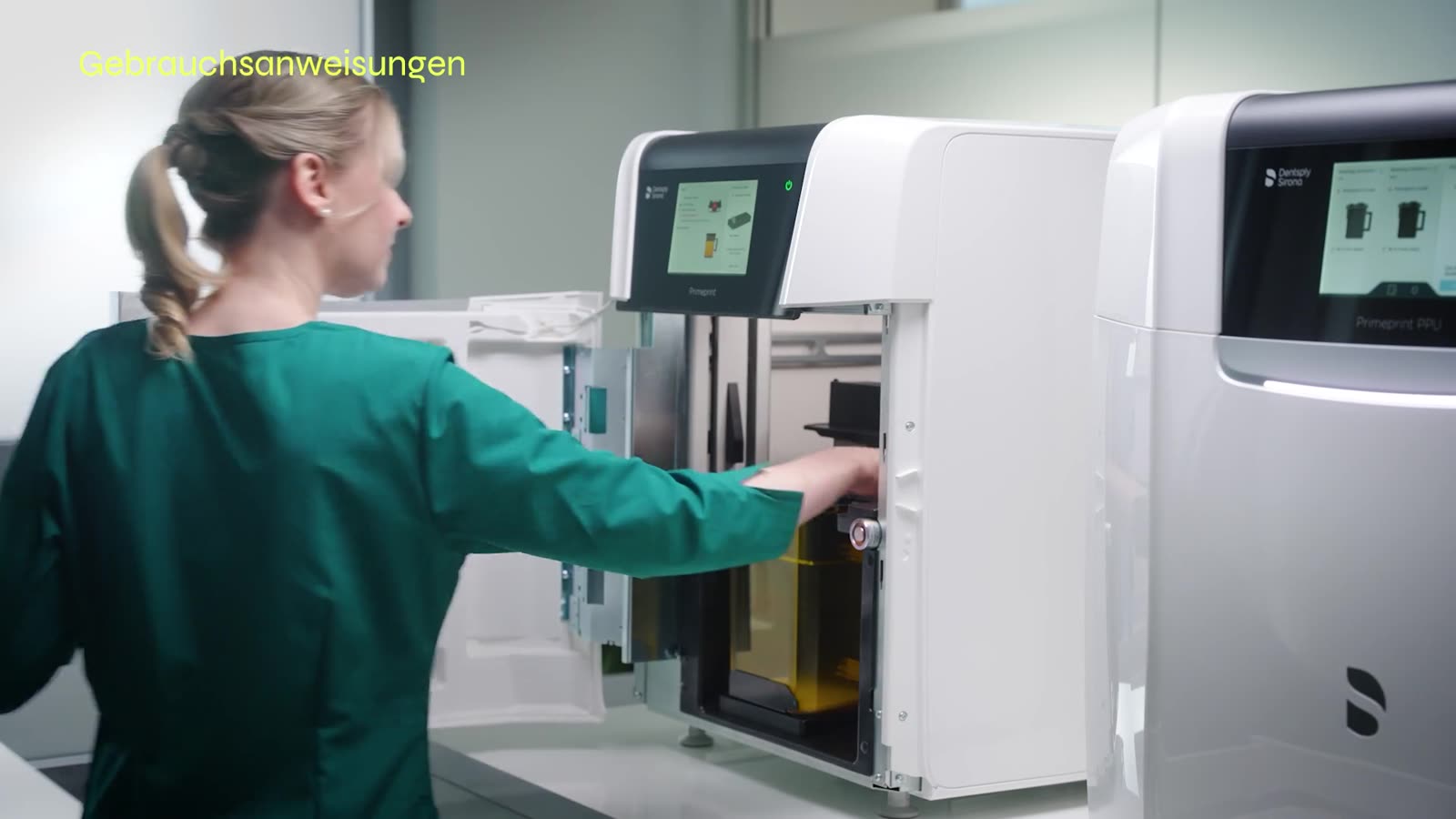 Mitarbeiterin bedient den Primeprint im Praxislabor