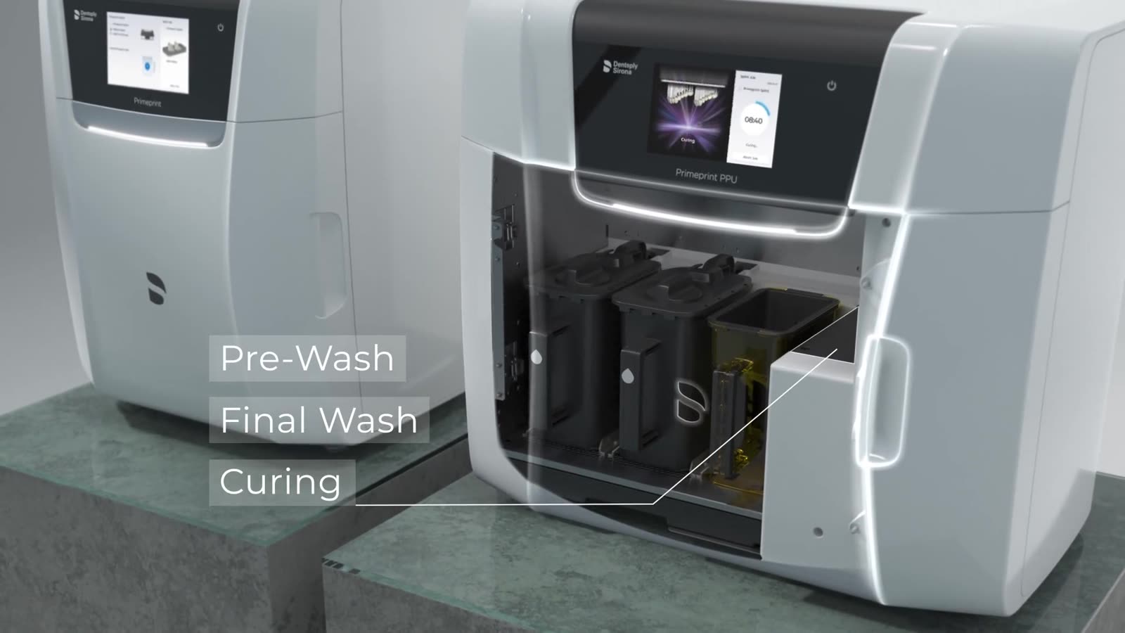 Zwei Geräte der Primeprint Solution nebeneinander, auf dem Display der Arbeitsablauf